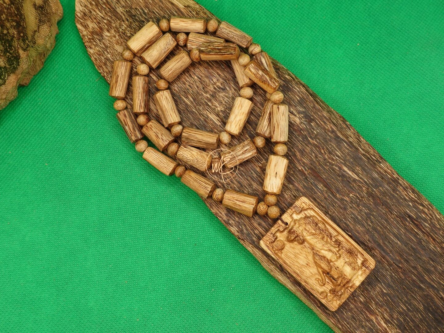 Chuỗi trúc đeo cổ dạng thô kèm mặt dây chuyền trầm hương tự nhiên